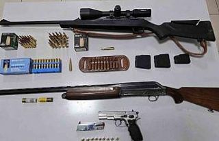 Çorum’da yapılan denetimlerde 5 adet silah ele...