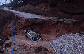Dağlık alanda yol çöktü, otomobil içine düştü