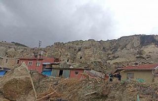 Dağlık alandan kopan kaya parçası ahırın üzerine...