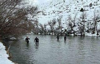 Dalgıçlar buz gibi suda kayıp öğretmeni arıyor