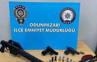 Denetim yapan polislere uzun namlulu tüfekle karşılık...