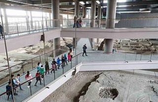 Depremzede çocuklar eğlenerek tarihi mozaiği inceledi