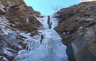 Derecik Şelalesi’nde metrelerce uzunlukta buz sarkıtları...