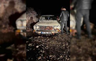 Dereden karşıya geçen otomobil akıntıya kapıldı,...