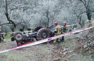 Devrilen traktörün altında kalan yaşlı adam hayatını...