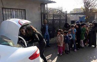 Dezavantajlı çocuklara yeni yıl öncesi mont hediyesi