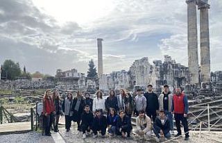 Didim’de gençler Apollon Tapınağı’nı gezdi