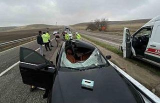 Diyarbakır’da tırdan fırlayan tekerin seyir halindeki...