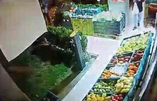 Dolaptan aldığı ürünlerin ücretini ödemeden...