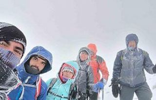 Dondurucu soğukta Ağrı Dağı’nda zirve tırmanışı