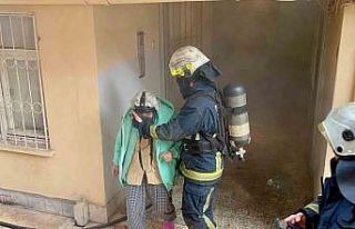 Dumanlar arasında kalan yaşlı kadına itfaiye nefes...