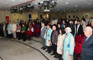 Eczacılık fakültesi öğrencileri beyaz önlükle...