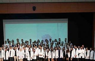 Eczacılık Fakültesi öğrencileri beyaz önlüklerini...