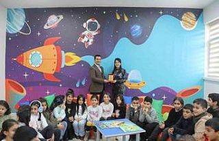 Eğitim gönüllüsünden Genç’teki okula kütüphane