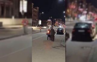 El arabası üzerinde yaktığı ateşle çocuklarını...