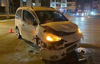 Elazığ’da hafif ticari araç polis aracı ile...