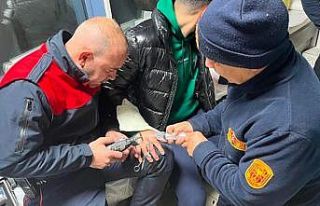 Eli makasa sıkışan genci, itfaiye ekipleri kurtardı