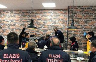 Elini kıyma makinesine kaptıran market çalışanını...