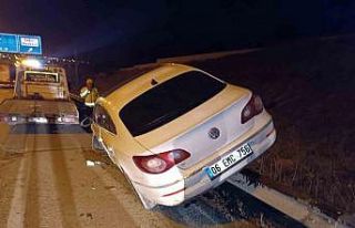 Elmadağ girişinde kontrolden çıkan otomobil bariyerlere...