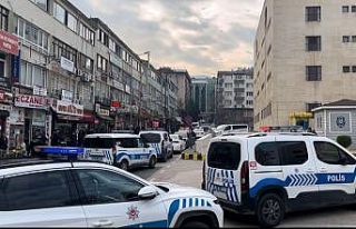 Emekli güvenlik görevlisi, duruşma salonunu kana...