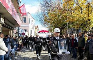 Emekli Komiser Hikmet Karanfil gözyaşları ile toprağa...