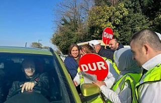 Engelli bireyler trafik görevlisi oldu, sürücüleri...