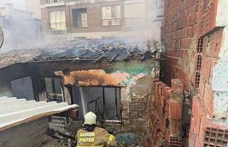 Erdek’te yangın boş ev küle döndü