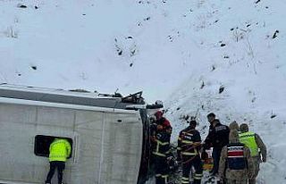 Erzincan-Sivas karayolu Sakaltutan mevkiinde bir otobüsün...