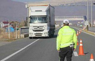 Erzincan’da trafik ekiplerinden zorunlu kış lastiği...