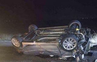 Eskişehir’de bariyerlere çarpan araç takla attı:...