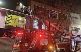 Evden kaçıp çatıda mahsur kalan kediyi itfaiye...