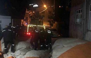 Evin çatısına çıkarak intihara kalkışan kişiyi...