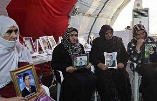 Evlat nöbetindeki aileler yeni yılda çocuklarına...