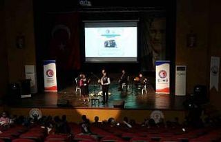 Ezine’de köy çocukları için verilen konsere,...