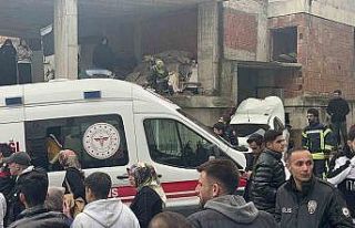 Freni boşalan otomobil binanın duvarına çarptı:...