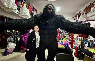 Goril kostümüyle tarihi çarşıda dolaştı, sosyal...