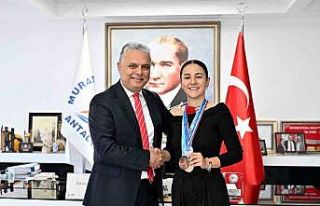 Güneşin kenti Antalya’dan buz pateninde Avrupa...