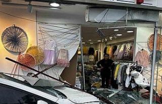 Güngören’de kontrolden çıkan otomobil mağazaya...