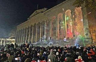 Gürcistan parlamentosu önünde tansiyon düşmüyor:...