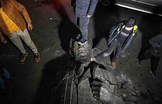 Hafız Esad’ın heykeli Emevi Meydanı’nda sürüklenmeye...