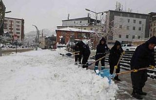 Hakkari Belediyesinin kar timleri görev başında