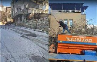 Hakkari’de yollar buz kesti, tuzlama çalışması...