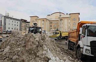 Hakkari’deki kar yığınları şehir dışına...