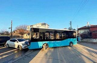 Halk otobüsü ile otomobil çarpıştı: 7 yaralı