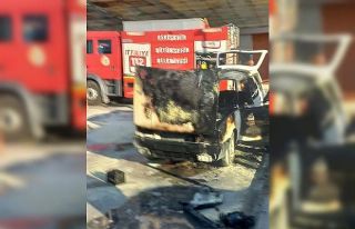 Hastane otoparkında yanan otomobil küle döndü