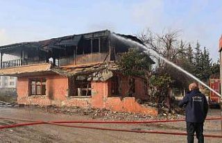 Hatay’da 2 katlı bina alevlere teslim oldu