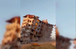 Hatay’da 8 katlı binanın yerle bir olduğu anlar...