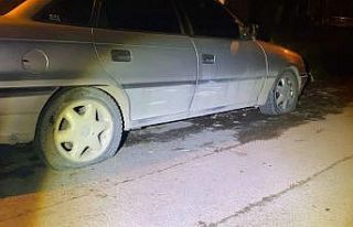 Hem park halindeki araçların lastiklerini hem de...