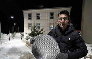 Herkes karda poşetle kayarken o çiğköfte tepsisiyle...