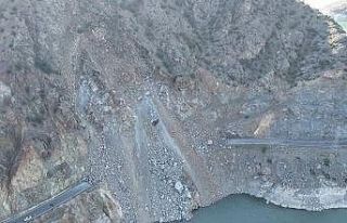 Heyelanın kapattığı yol trafiğe açılıyor